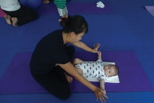 12 bài tập thể dục cho bé sơ sinh phát triển toàn diện cha mẹ nên biết 48 12 bài tập thể dục cho bé sơ sinh phát triển toàn diện cha mẹ nên biết 20
