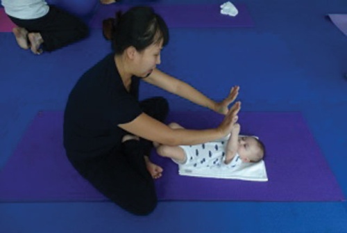 12 bài tập thể dục cho bé sơ sinh phát triển toàn diện cha mẹ nên biết 49 12 bài tập thể dục cho bé sơ sinh phát triển toàn diện cha mẹ nên biết 21