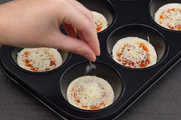 30 phút cho món bánh pizza thơm phức đây, mẹ ơi! 51 bánh pizza mini