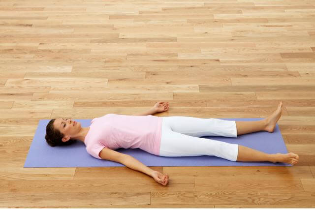4 bài tập yoga dễ tập ngay trên giường để có giấc ngủ ngon hơn 39 4 bài tập yoga dễ tập ngay trên giường để có giấc ngủ ngon hơn 11