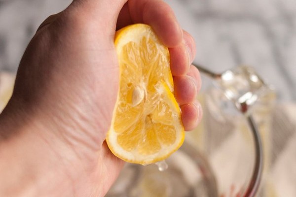4 cách làm sạch lò vi sóng đơn giản nhưng hiệu quả 35 Loại bỏ mùi hôi khó chịu với chanh tươi