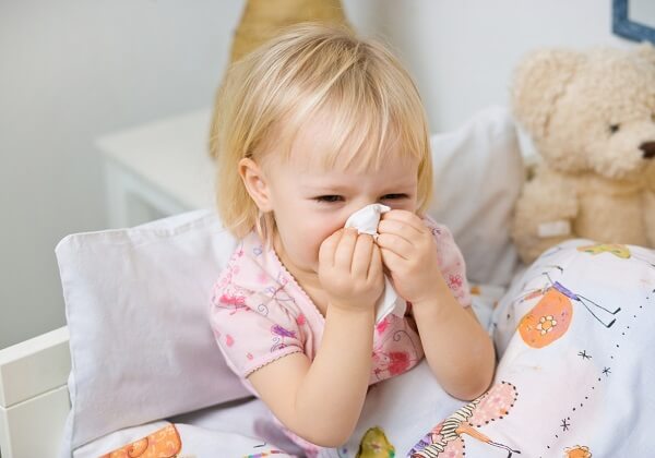 4 "lỗi" nghiêm trọng của cha mẹ khi chữa sổ mũi cho trẻ 37 so-mui-dung-dua-nhe