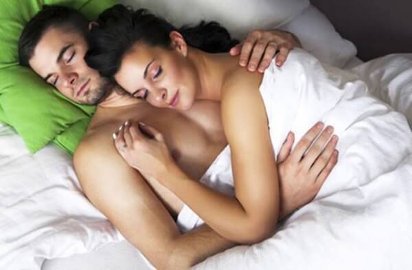 5 lý do tuyệt vời vợ chồng nên ngủ nude cùng nhau 33 5-ly-do-tuyet-voi-vo-chong-nen-ngu-nude-cung-nhau