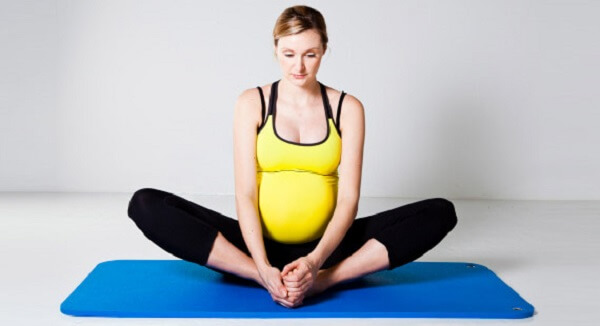 5 tư thế yoga đuổi nhanh "ốm nghén" cho mẹ bầu 39 5 tư thế yoga2