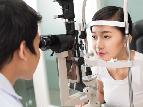 6 lưu ý khi bạn dùng kính áp tròng 34 kham-mat