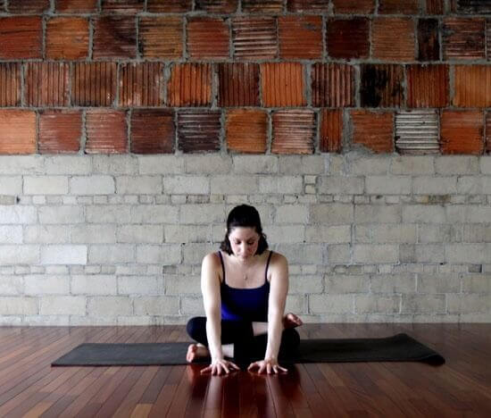6 tư thế yoga cho bà bầu "tạm biệt" đau lưng tức thì 42 Vươn người ra trước