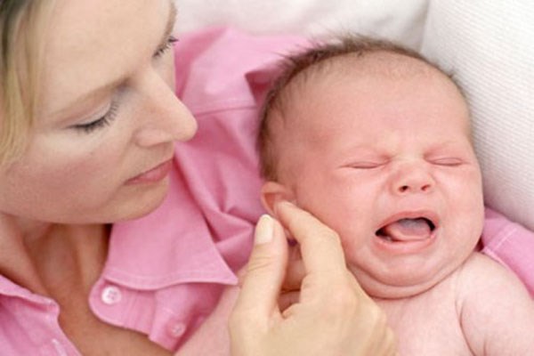7 đối tượng mẹ tuyệt đối không được cho âu yếm và hôn em bé sơ sinh 35 rang-mieng