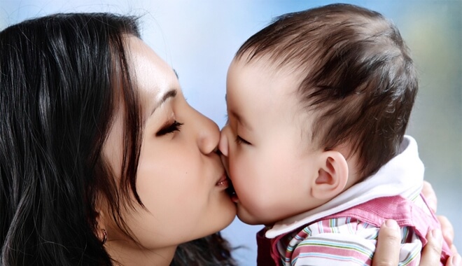7 đối tượng mẹ tuyệt đối không được cho âu yếm và hôn em bé sơ sinh 36 trang-diem
