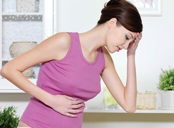 7 triệu chứng nguy hiểm sau sinh mẹ nên đi viện ngay 35 dau-bung