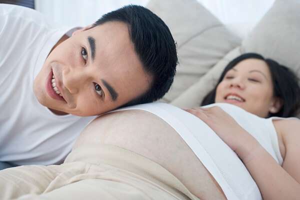 8 điều chồng nên làm cho vợ trong tháng cuối thai kỳ 36 Nói chuyện với bé