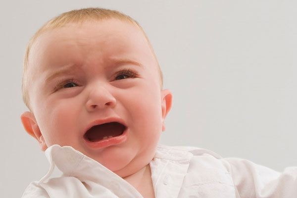 8 lý do khiến bé yêu khóc nhè 47 bé khóc do mọc răng