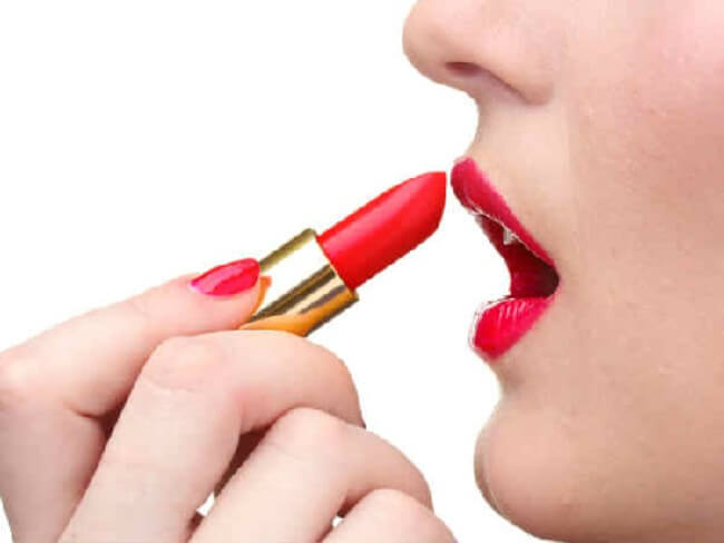 8 trang phục, phụ kiện quen thuộc gây hại khôn lường cho sức khỏe 41 son-moi