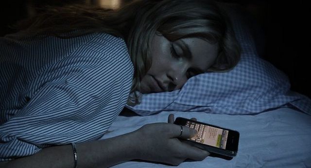 Ánh sáng xanh smartphone không ảnh hưởng đến giấc ngủ 33 anh-sang-xanh