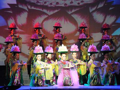 Bắn pháo hoa độc lạ tại lễ hội chào năm mới 2015 TP.HCM 33 ban-phao-hoa-doc-la-tai-le-hoi-chao-nam-moi-2015-tphcm
