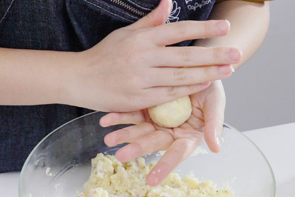 Bánh khoai tây nhân phô mai giòn thơm cho bé 20
