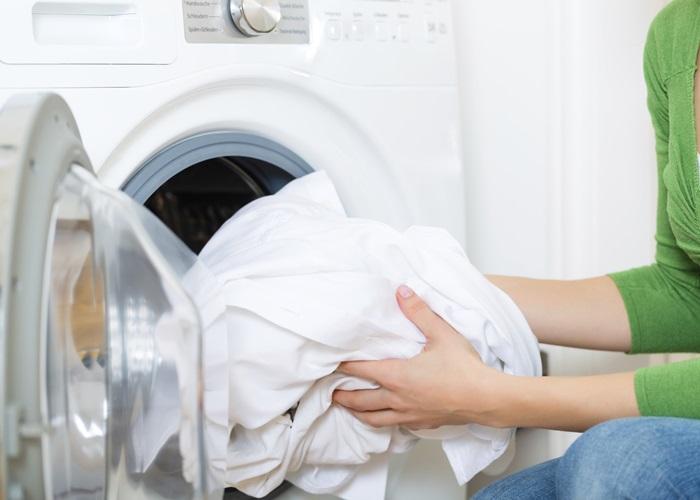 Bất ngờ với những công dụng hữu ích của nước ngọt có ga 34 loai bo vet mau kho tren quan ao