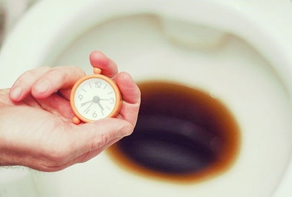 Bất ngờ với những công dụng hữu ích của nước ngọt có ga 35 ve sinh bon cau bang nuoc ngot co ga