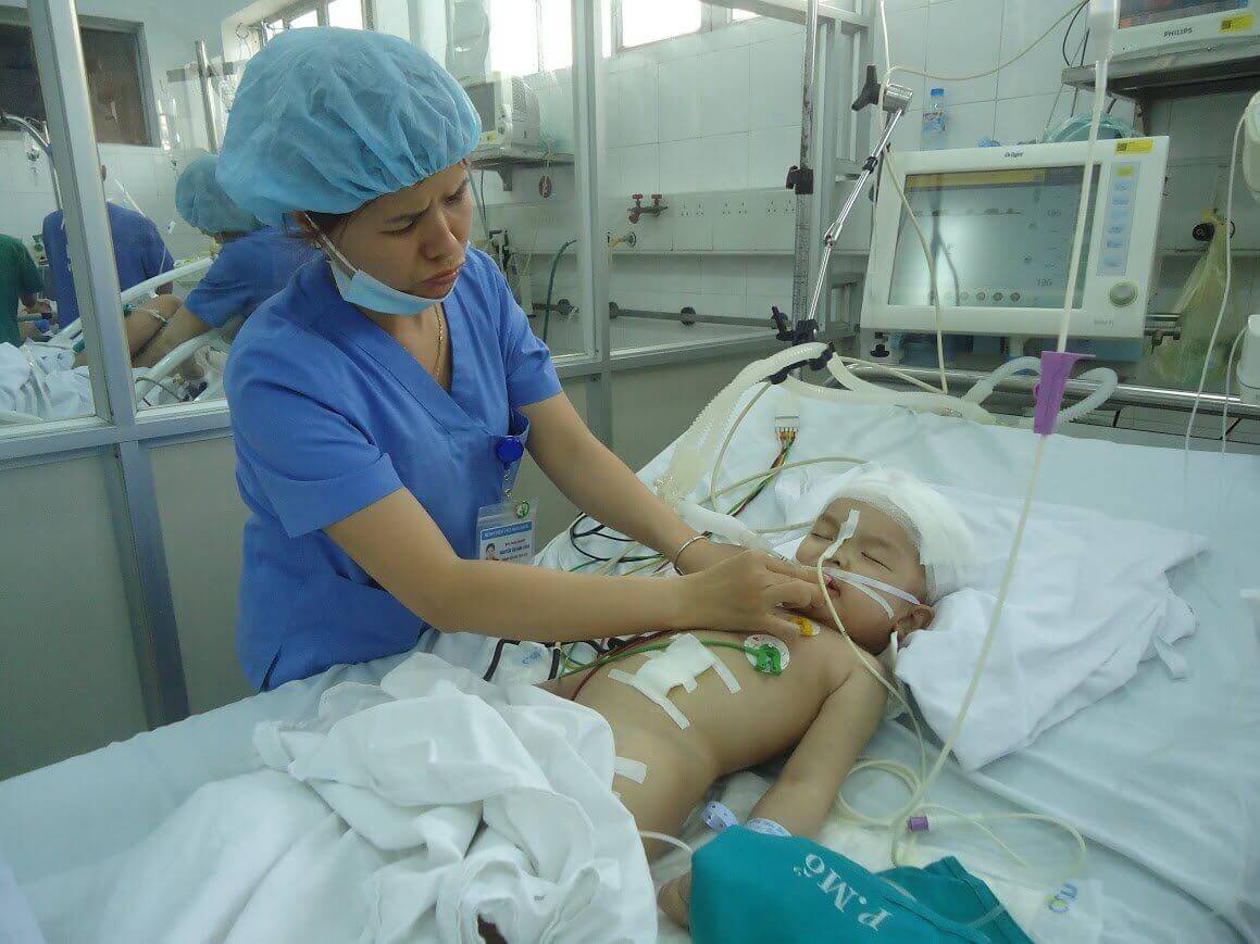 Bé 22 tháng tuổi chấn thương sọ não vì bị ti vi rơi trúng đầu 7