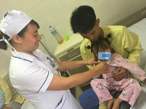 Bé gái bị mắc dị vật ở vùng kín vì ba mẹ chủ quan 5