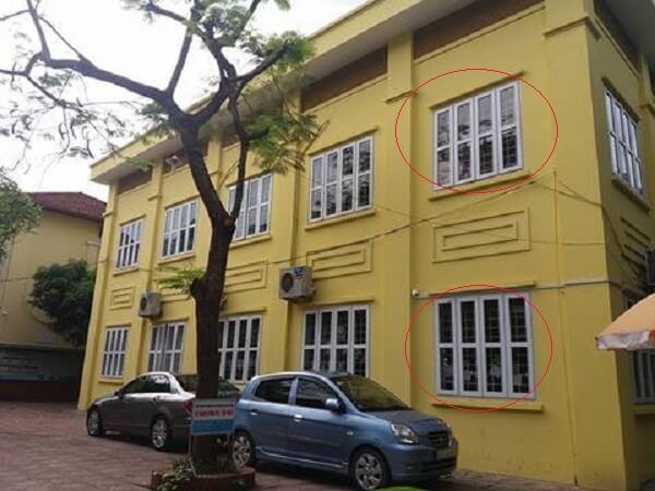 Bé rơi từ tầng 2, cả 4 cô giáo đều không hay biết 37 Bé rơi từ tầng 2, cả 4 cô giáo đều không hay biết 9