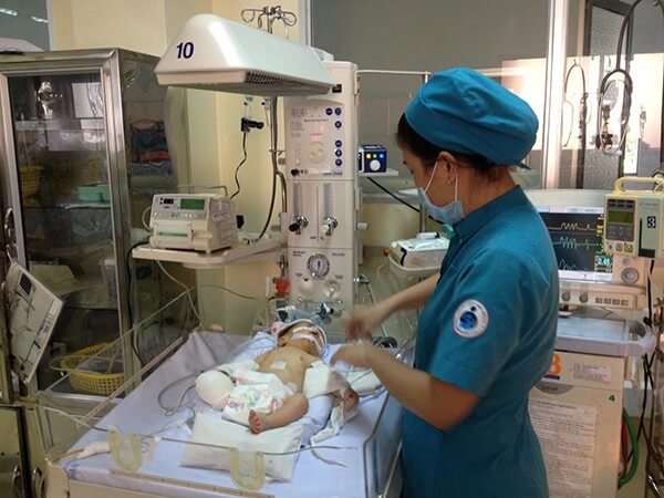 Bé sơ sinh bị văng khỏi bụng mẹ có dấu hiệu hồi phục 34 Bé sơ sinh bị văng khỏi bụng mẹ có dấu hiệu hồi phục 6
