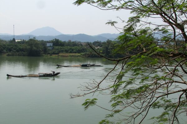 ben-thuyen-voi-nguoi-dan-ong-xa-xu-noi-dat-khach-que-nguoi