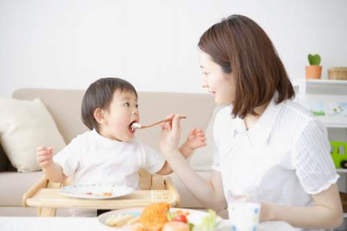 Bí quyết giảm chứng biếng ăn của trẻ 37 tre-ken-ca-chon-canh