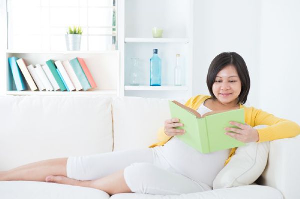 Bí quyết giảm đưng lưng hiệu quả cho bầu nơi công sở 6