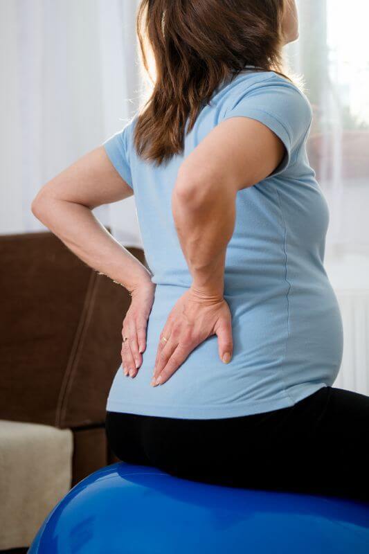 Bí quyết giảm đưng lưng hiệu quả cho bầu nơi công sở 7