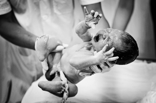 Bộ ảnh ông bố bác sỹ tự tay đỡ đẻ cho vợ gây xúc động 49 ông bố bác sỹ tự tay đỡ đẻ cho vợ1