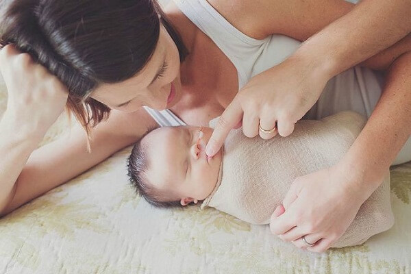 Bố mẹ vĩnh biệt con g&aacute;i nhỏ bằng bộ ảnh y&ecirc;u thương