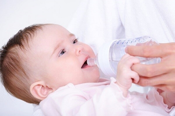 Bổ sung nước đ&uacute;ng c&aacute;ch cho trẻ sơ &iacute;nh