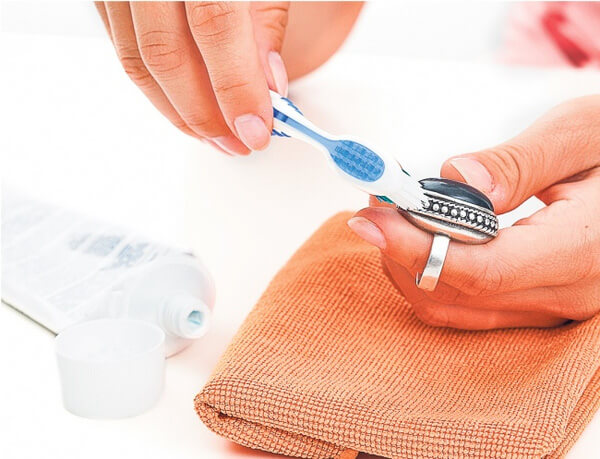 Bỏ túi 18 mẹo hữu ích từ kem đánh răng 38 Bỏ túi 18 mẹo hữu ích từ kem đánh răng 10