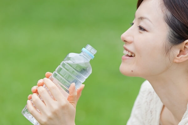 Bỏ túi 5 bí kíp chống say nắng ngày hè 37 uong-nuoc