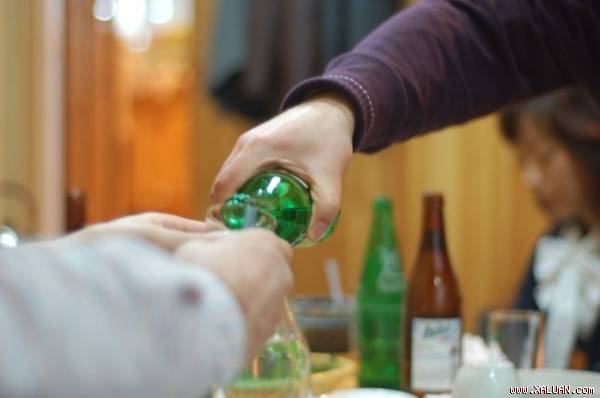 Bỏ túi 7 tuyệt chiêu nhậu không say khi dự tiệc 9