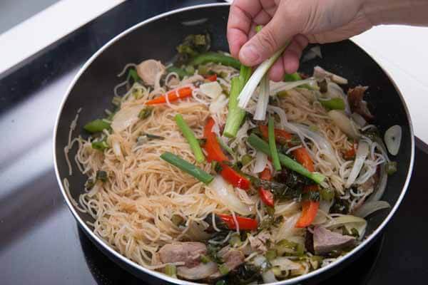 Bữa sáng nhanh gọn đủ chất với bún gạo xào cải chua 54 bua-sang-nhanh-gon-du-chat-voi-bun-gao-xao-cai-chua