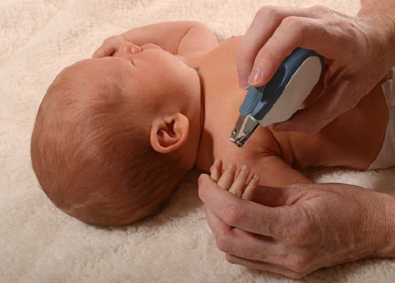 Các bước cắt móng tay an toàn cho bé 7