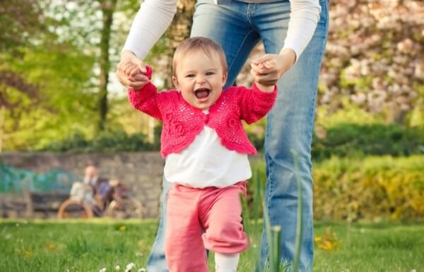 Các mốc phát triển quan trọng của bé từ 4 - 24 tháng tuổi mẹ nên biết 8