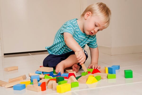 Các mốc phát triển quan trọng của bé từ 4 - 24 tháng tuổi mẹ nên biết 9