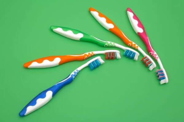Các tác dụng làm đẹp bất ngờ của bàn chải đánh răng 34 cac-tac-dung-lam-dep-bat-ngo-cua-ban-chai-danh-rang