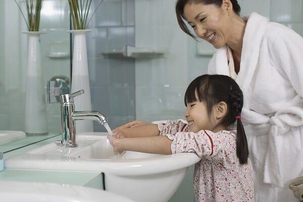 Cách chăm sóc trẻ bị chân tay miệng tại nhà an toàn 6
