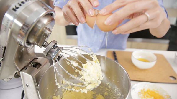 Cách làm bánh cupcake cam vàng thơm ngon miễn chê 22