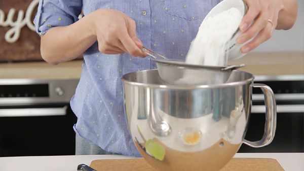 Cách làm bánh cupcake cam vàng thơm ngon miễn chê 23