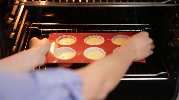 Cách làm bánh cupcake cam vàng thơm ngon miễn chê 25
