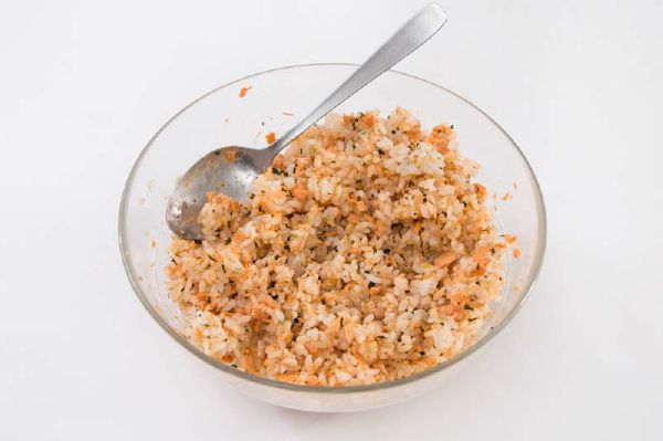 Cách làm cơm nắm cá hồi chiên giòn thơm nức mũi 19