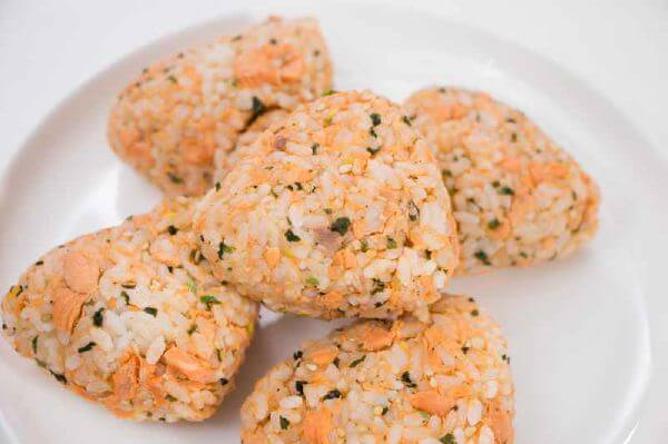 Cách làm cơm nắm cá hồi chiên giòn thơm nức mũi 20