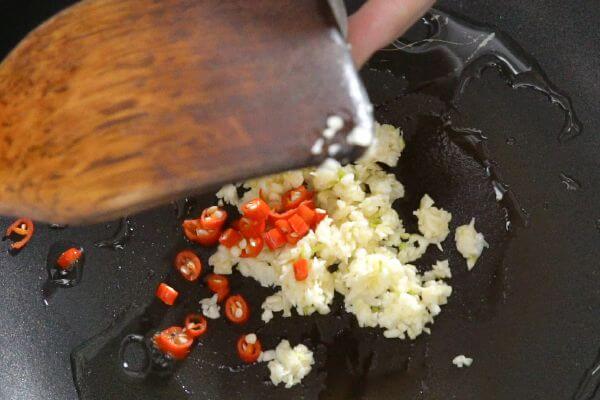 Cách làm món cơm chiên thịt gà hành tây đúng kiểu Thái 19