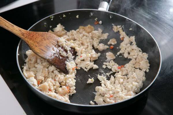 Cách làm món cơm chiên thịt gà hành tây đúng kiểu Thái 20
