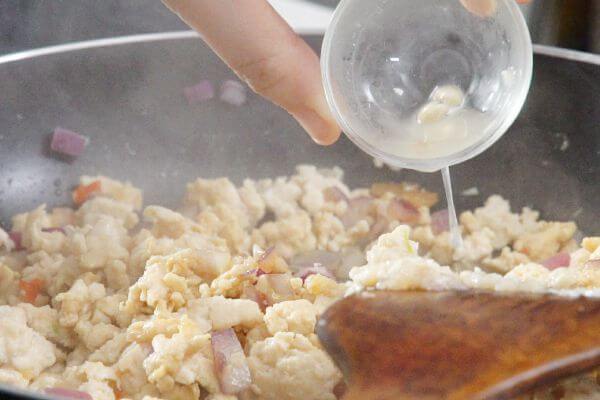 Cách làm món cơm chiên thịt gà hành tây đúng kiểu Thái 21