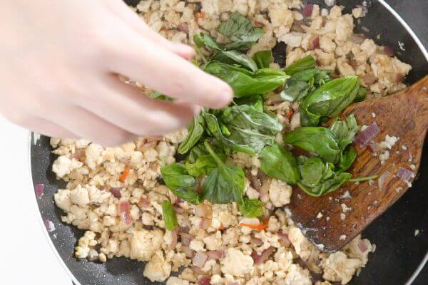 Cách làm món cơm chiên thịt gà hành tây đúng kiểu Thái 22